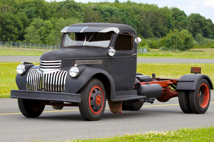 1946 Chevrolet 6400 - photo by Peter Kraaibeek