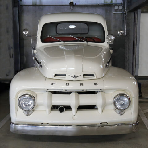 Classic American Trucks Pickups 1929-1959 5 1948 white Ford F-1 pickup truck front view - photo by Peter Kraaibeek