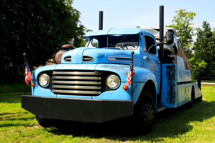 1948 Ford F-8 classic truck - photo by Peter Kraaibeek