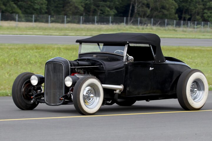 1932 Ford Deuce Roadster - photo by Peter Kraaibeek