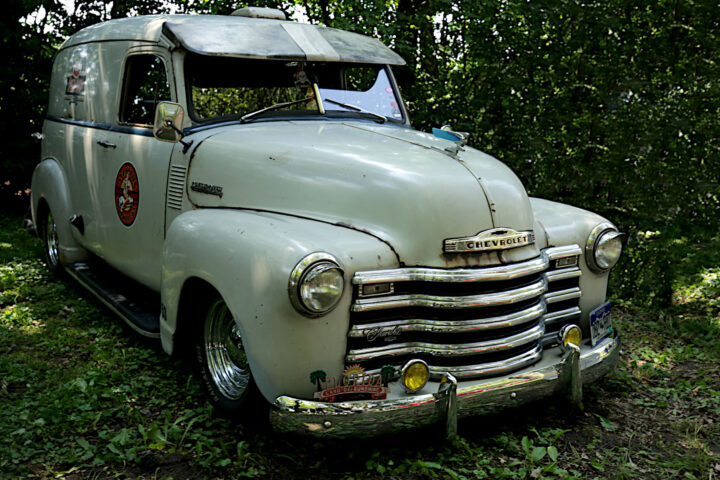 Classic Vans & Panel Trucks – VW Bulli, Dodge A100 & Vintage Van Photography 3 1951 Chevrolet Advance Design panel truck patina lowered - photo by Peter Kraaibeek