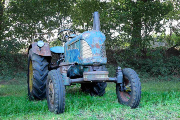 Classic Tractors & Farm Machinery - A Century of Iron, Steam and Diesel 32 1957 Lanz Bulldog D 2016 rusty tractor